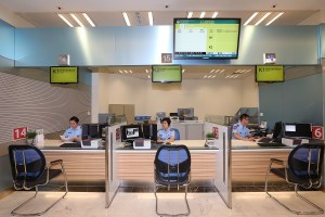 於二樓K區設立3個櫃檯提供11項服務