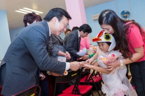 譚俊榮在啓智學校與兒童互動