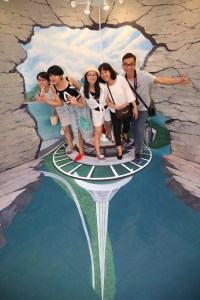 遊人在“3D澳門立體畫”互動拍攝區留影