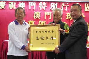 陳少雄與參賽隊伍互送紀念品