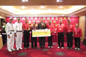 陳少雄頒獎予亞軍