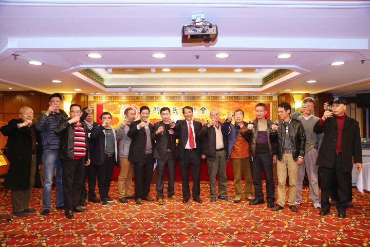 戴氏春茗負責人向宗親祝酒