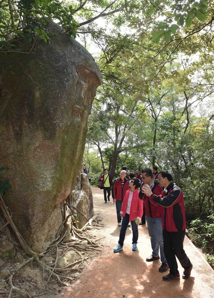 龍爪角家樂徑內有獨特的自然岩石景觀，可從中瞭解地質形成過程