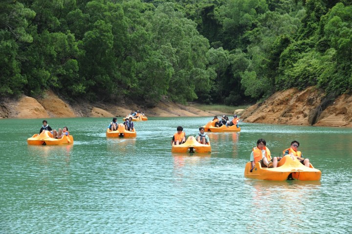 129 黑沙水庫水上樂園提供雙人或四人腳踏艇租用服務