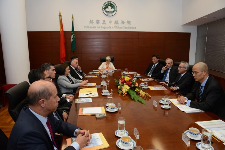 岑浩輝院長向來賓介紹特區回歸後法院系統的完善與發展