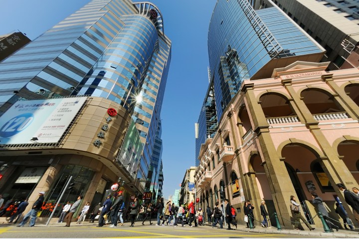 本地居民優先就業一直是政府就業政策堅持恪守的基本原則。