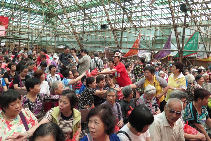 路環街坊四廟慈善會負責人向長者致送禮物