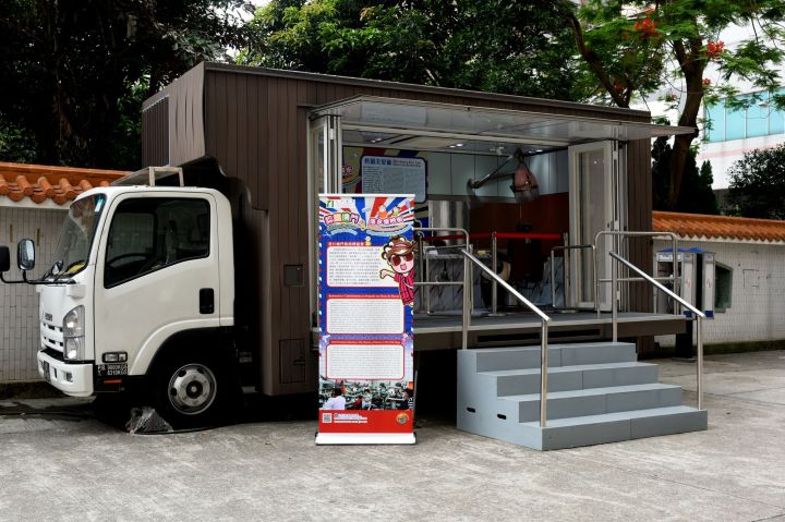208 流動展覽車於各區展示昔日理髮店風格