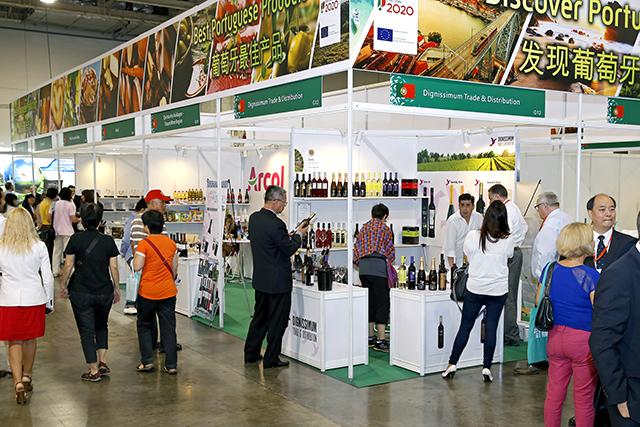 “十三五"規劃明確指出,“支持澳門積極發展會展商貿等產業,促進經濟適度多元可持續發展”。