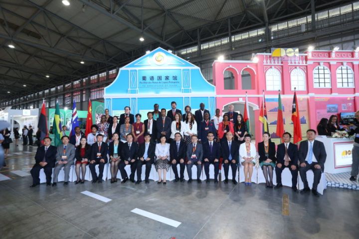 嘉賓們在葡語國家館前合影