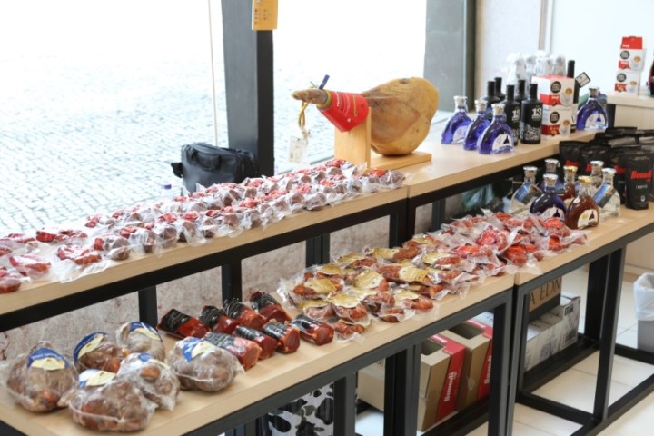 CME在玻璃屋展出了多款獨家肉類製品及特色琴酒