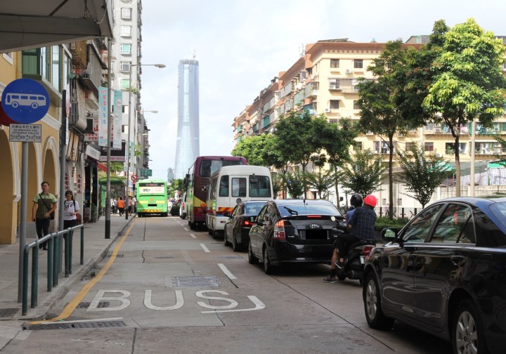 專道入口將增設路面顏色標識