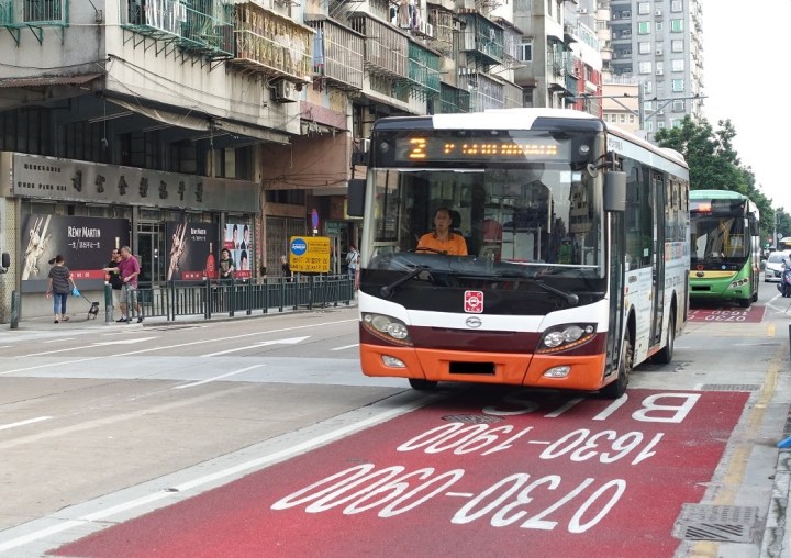 巴士專道實施有效提高巴士準點率及提升車長的駕駛安全。