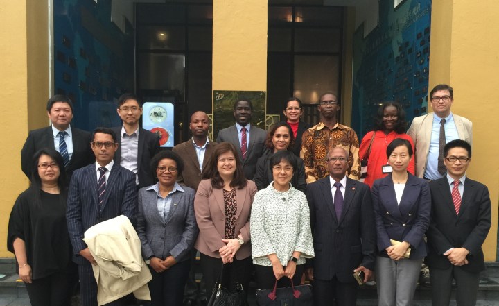 旅遊局局長文綺華、中葡論壇常設秘書處副秘書長兼輔助辦公室主任莫麗絲（左四）、旅遊學院院長黃竹君（右二）等合照