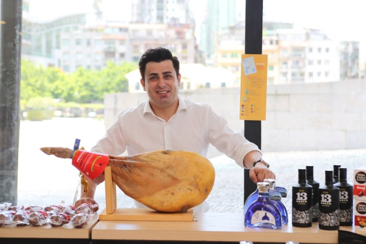 法蘭度認為葡萄牙人在推擴葡語國家產品時更具說服力