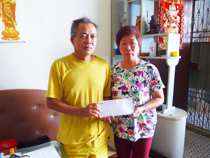 王燕霞向司機鄧添送上慰問金