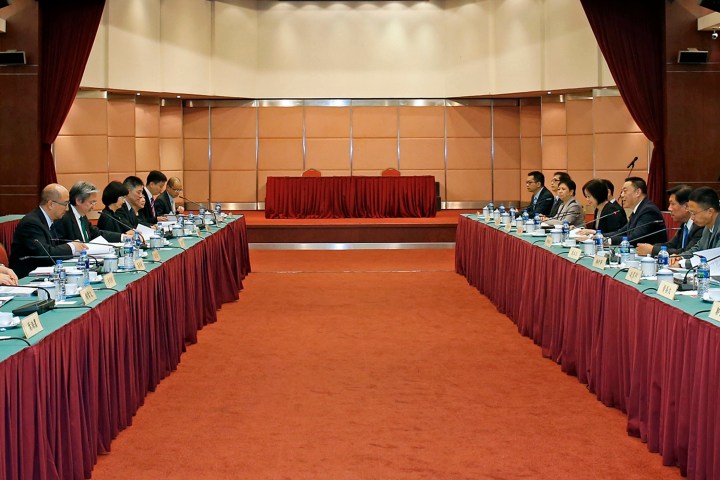 第九次港澳合作高層會議在本澳舉行，經濟財政司司長梁維特和香港特區政府財政司司長曾俊華等出席會議。