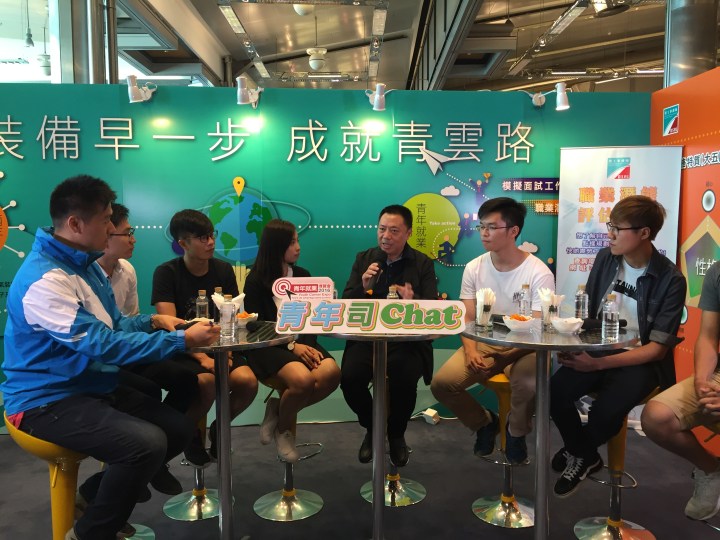 經濟財政司司長梁維特與青年人互動