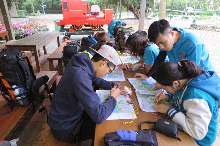 333 教導使用指南針及地圖