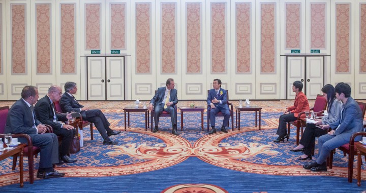 %e5%8f%b8%e9%95%b7%e8%ad%9a%e4%bf%8a%e6%a6%ae%e6%96%bc%e6%97%85%e5%8d%9a%e6%9c%83%e4%b8%8a%e8%88%87%e8%91%a1%e8%90%84%e7%89%99%e4%bb%a3%e8%a1%a8%e5%9c%98%e9%a0%98%e5%b0%8e%e6%9c%83%e6%99%a4