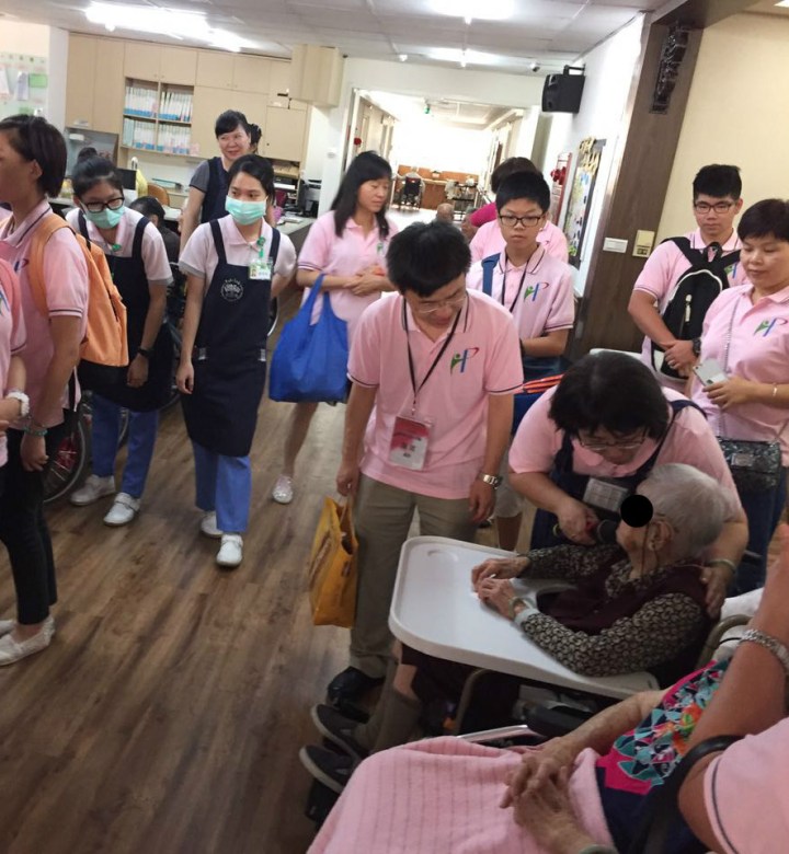 團長龔斌與長者熱切交流