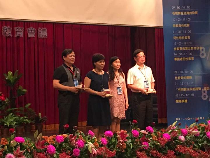 林燕卿所長致送紀念品給梁瑞如秘書長