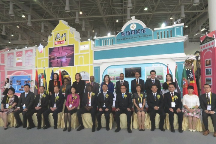 %e5%98%89%e8%b3%93%e5%80%91%e5%9c%a8%e8%91%a1%e8%aa%9e%e5%9c%8b%e5%ae%b6%e9%a4%a8%e5%89%8d%e5%90%88%e5%bd%b1