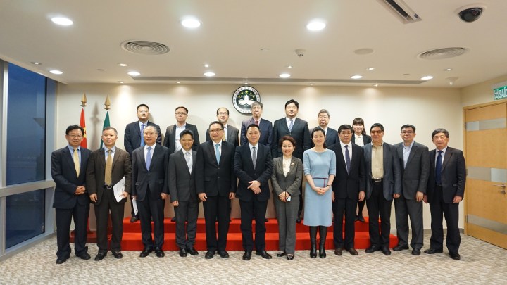 內地名優中藥企業和行業協會代表與經濟財政司梁維特司長合影