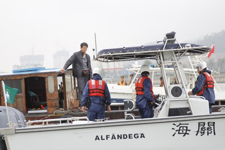 在澳門管理海域及外圍巡查往來船隻