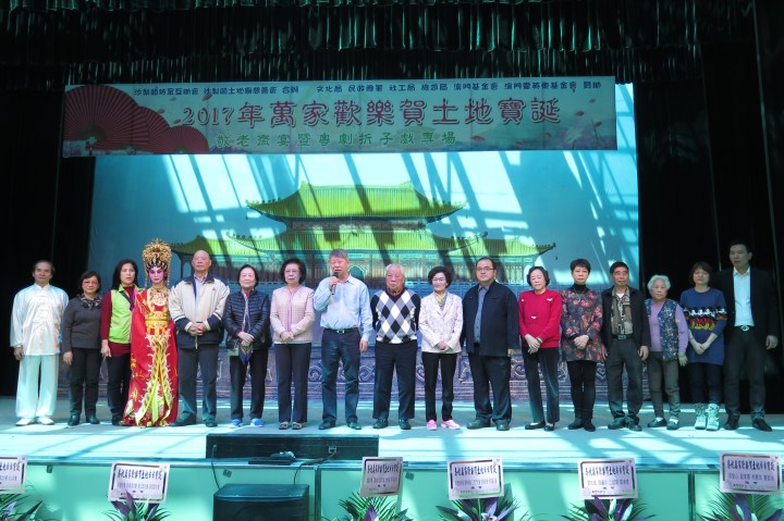 沙梨頭坊眾萬家歡樂賀土地寶誕負責人向長者拜年