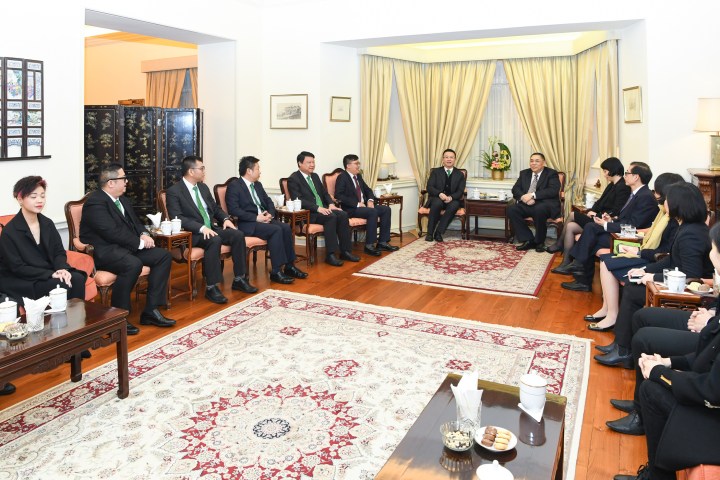 行政長官崔世安會見澳門中華總商會青年委員會一行