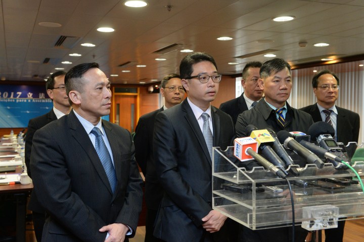 選管會主席唐曉峰（中）、司法警察局局長周偉光（左）和治安警察局局長梁文昌會晤後會見傳媒