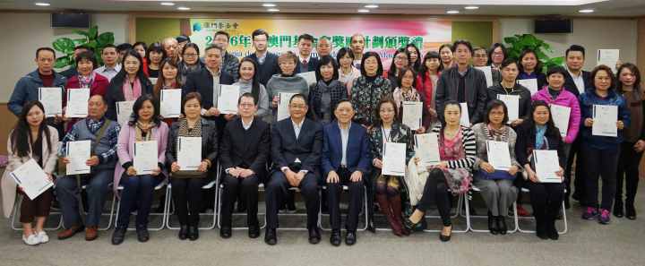 頒獎嘉賓與“2016:2017學年澳門基金會特別獎學金”獲獎學生:代表合照