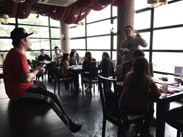 學生與餐廳負責人討論餐廳的新商機和研發新的外賣菜單