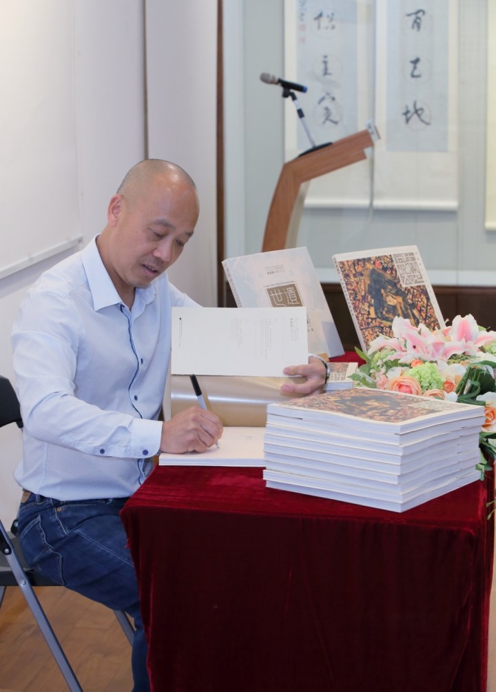 攝影師陳顯耀為新書簽名