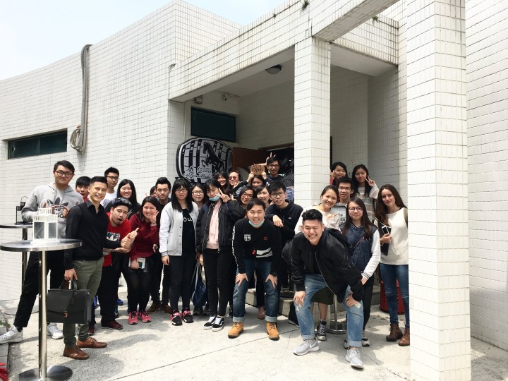 羅導謙博士、馬仙連奴歐陸餐廳負責人與學生合照