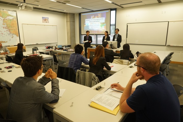 澳門文物大使協會大會主席譚志廣正主持研討會