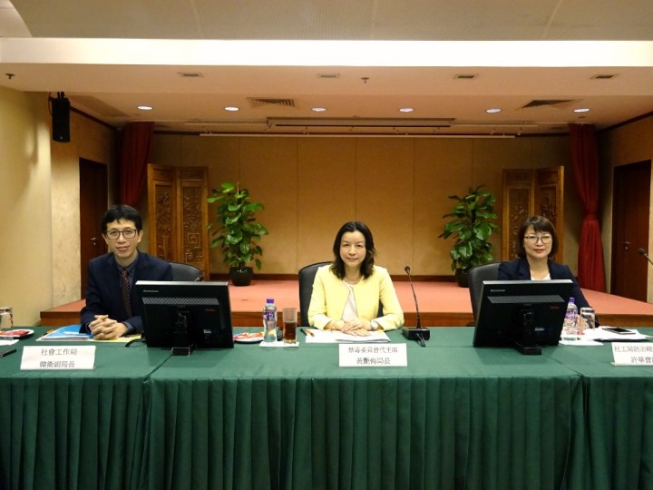 黃艷梅代主席主持會議