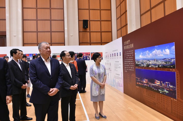 全國政協副主席何厚鏵、澳門特別行政區代理行政長官陳海帆在澳門中聯辦主任王志民等領導陪同下參觀中聯辦開放日