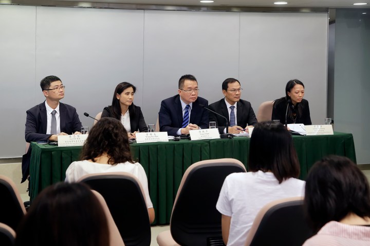 政府發言人辦公室繼續聯同各相部門舉行新聞發佈會，介紹災後跟進工作的最新情況