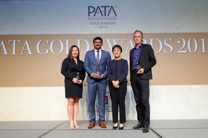 旅遊局局長文綺華與榮獲亞太旅遊協會（PATA）金獎的三位澳門旅遊企業代表，金沙中國(左)、新濠博亞(右)合照