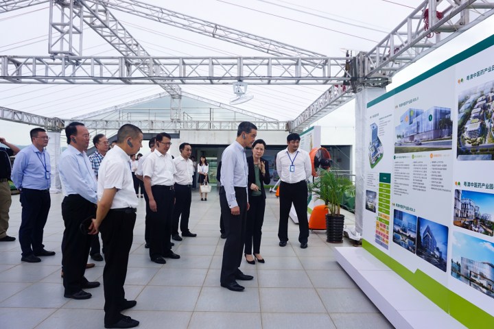 梁振英副主席一行聽取呂紅董事長對産業園建設發展方面的詳細介紹