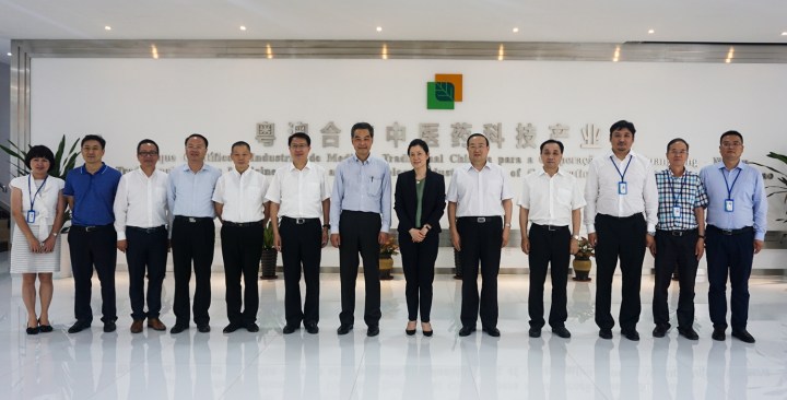 梁振英副主席一行與呂紅董事長等公司領導合影留念