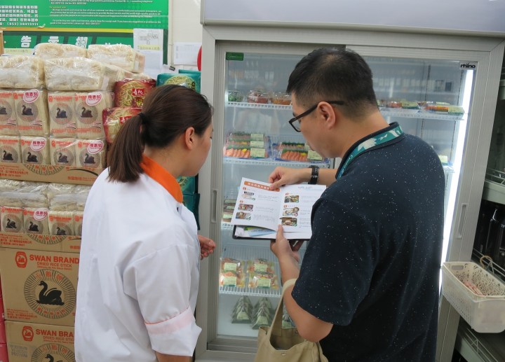 民署派員走訪外賣壽司店舖