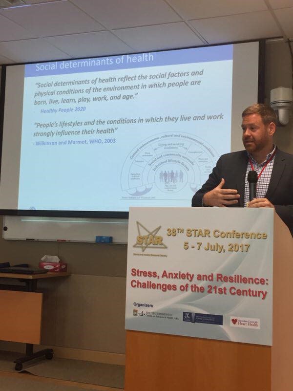 澳大助理教授賀佰恩發表澳門成年人抑鬱調查