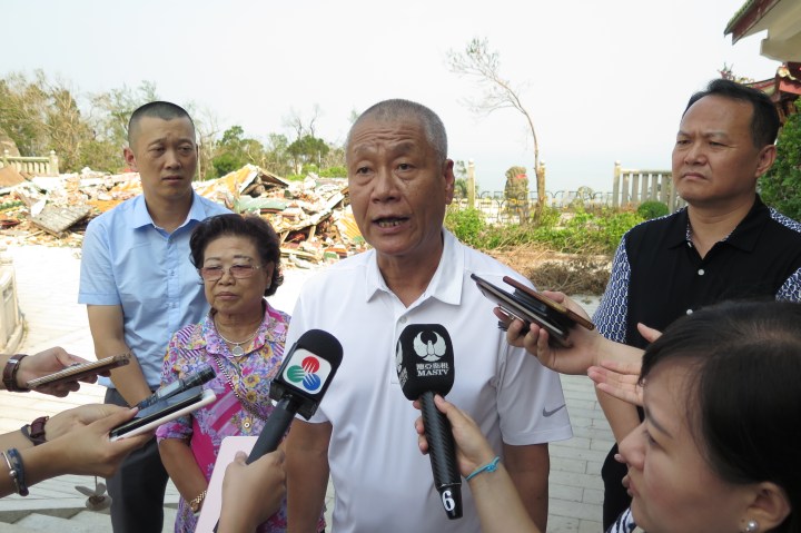 澳門中華媽祖基金會秘書長吳聯盟介紹媽祖文化村風災受損情況