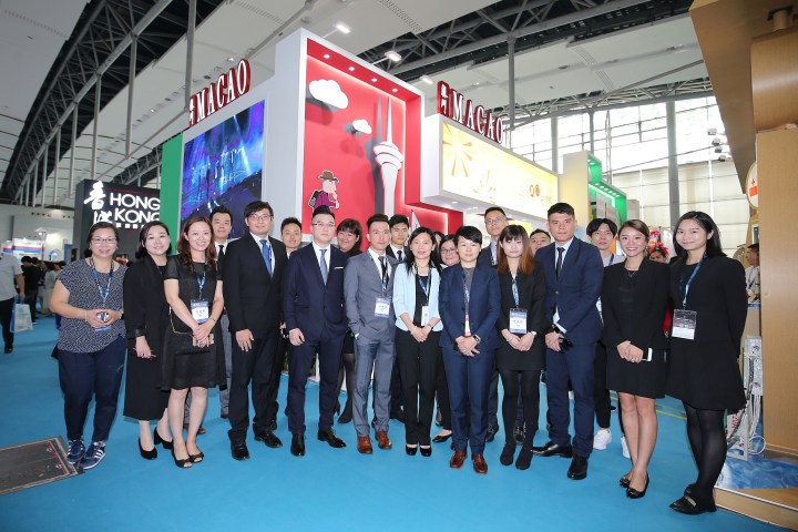 澳門特區政府旅遊局與業界一行於澳門展台留影