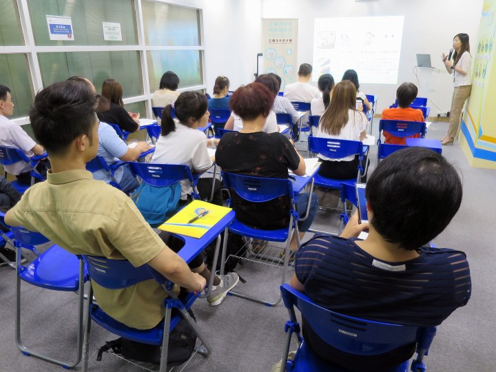 為學童服務者舉辦講座說明善後工作中食品安全與衛生重點