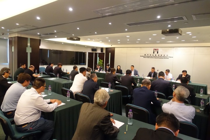 經濟財政司司長梁維特分別和經濟、金融、保險、會展、廣告等業界商會工會，以及地區商會、中小企團體等逾四十個組織舉行座談會