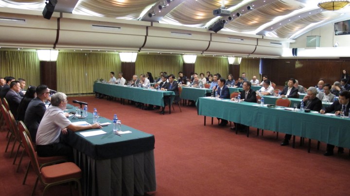 經濟財政司司長梁維特分別和經濟、金融、保險、會展、廣告等業界商會工會，以及地區商會、中小企團體等逾四十個組織舉行座談會2